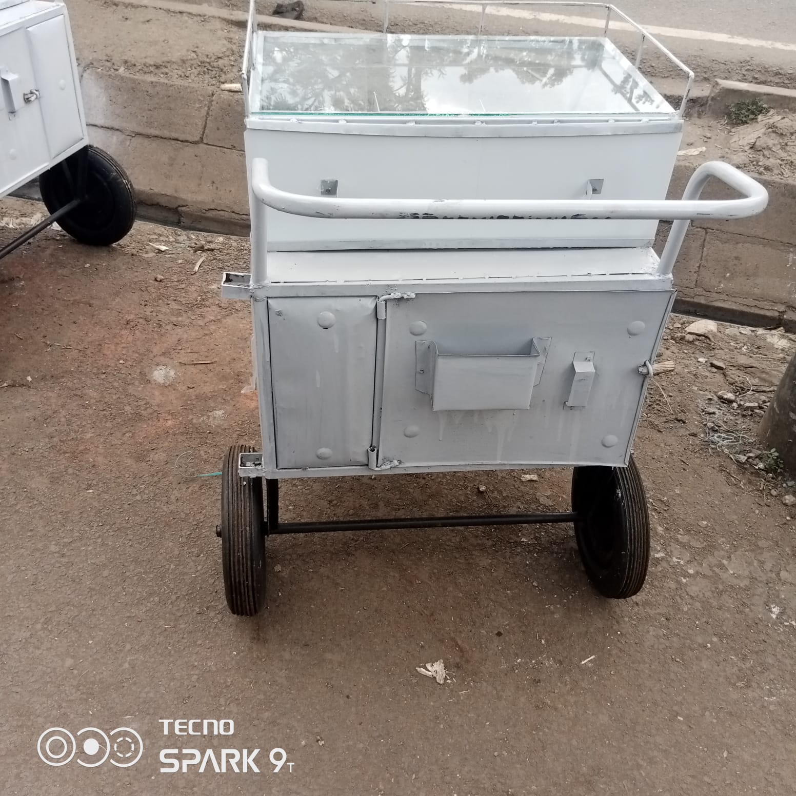 🤪🧚‍♀️WE VALUE YOU..🥳🤪HAVE IT AT DISCOUNTED PRICE AND START YOUR BUSINESS 🥳🥳.EGG/SMOKIE TROLLEY .This egg/ smokie trolleys are locally made out of strong metal and glass that can withstand harsh