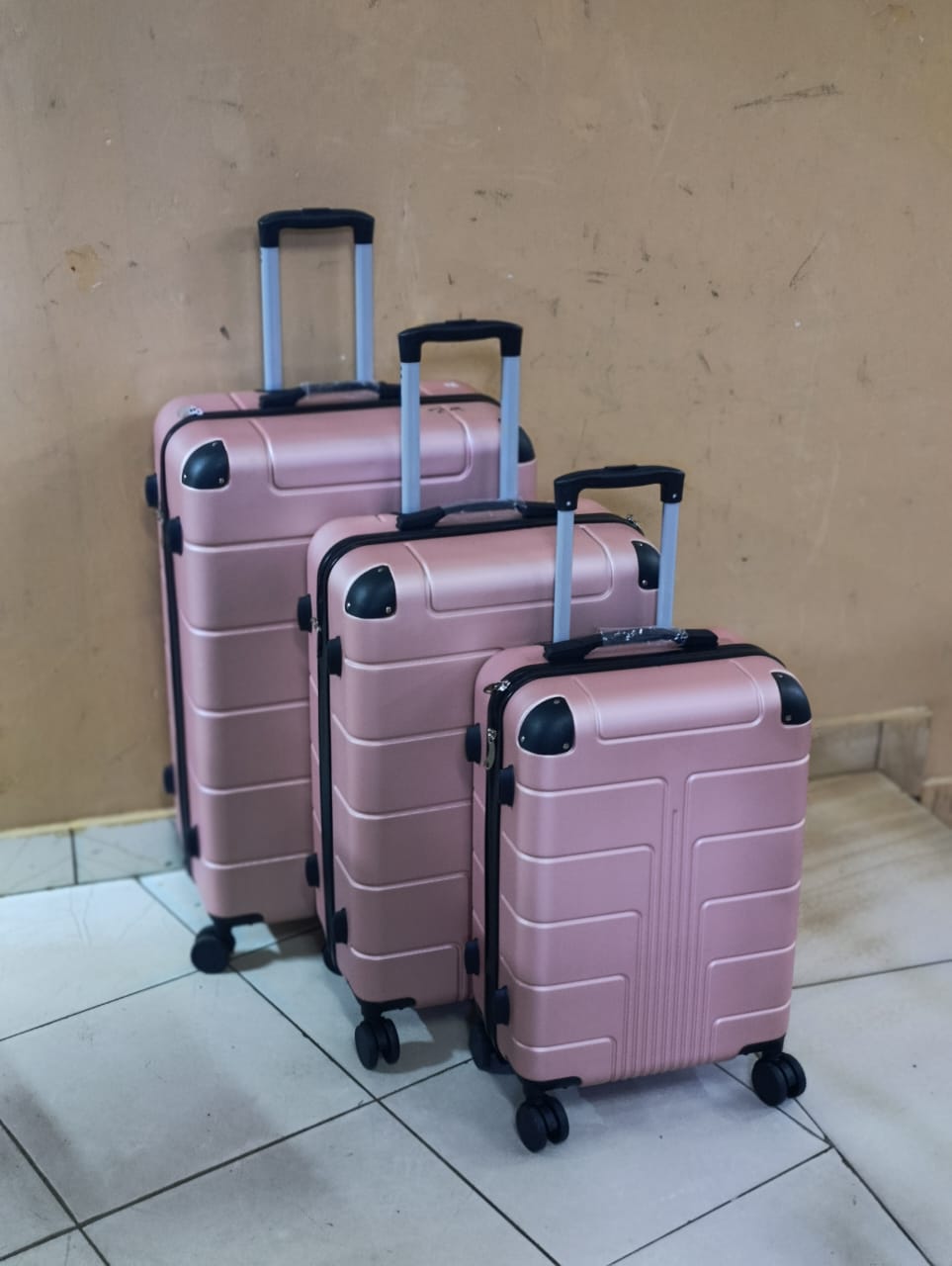 😋🍂SHOPNAT DISCOUNTED PRICE 🍂😋💦3 IN 1 LUXURIOUS FIBRE SUITCASE BRIEFCASE TRAVEL BAG.Easily switch between suitcase, briefcase, and travel bag modes to suit any travel occasion.
High-Quality Fibre