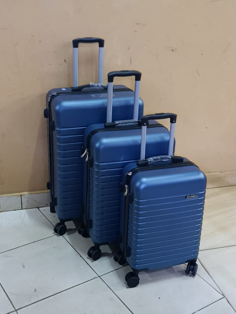 😋🍂SHOPNAT DISCOUNTED PRICE 🍂😋💦3 IN 1 LUXURIOUS FIBRE SUITCASE BRIEFCASE TRAVEL BAG.Easily switch between suitcase, briefcase, and travel bag modes to suit any travel occasion.
High-Quality Fibre