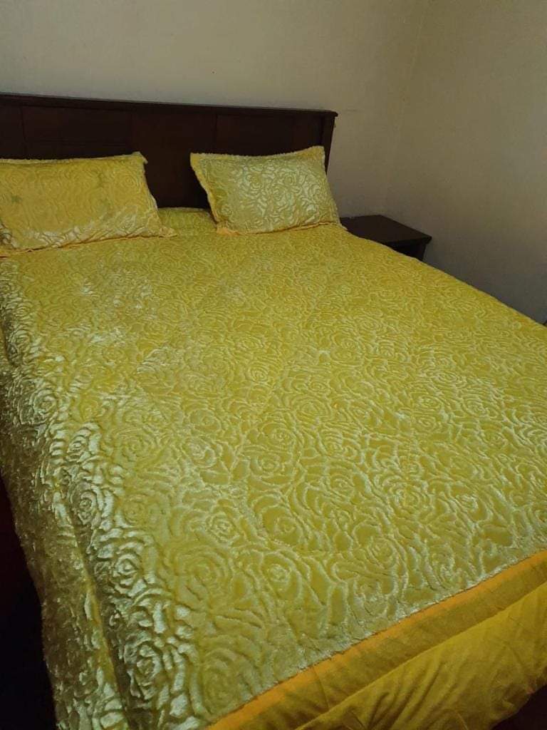Shiny single woolen 1pc Single warm Shiny wooden Duvets, 5*6 sizeA very Attractive duvet fadeless free Glam your home with this unique duvet from FAB 254. The set contains a duvet.