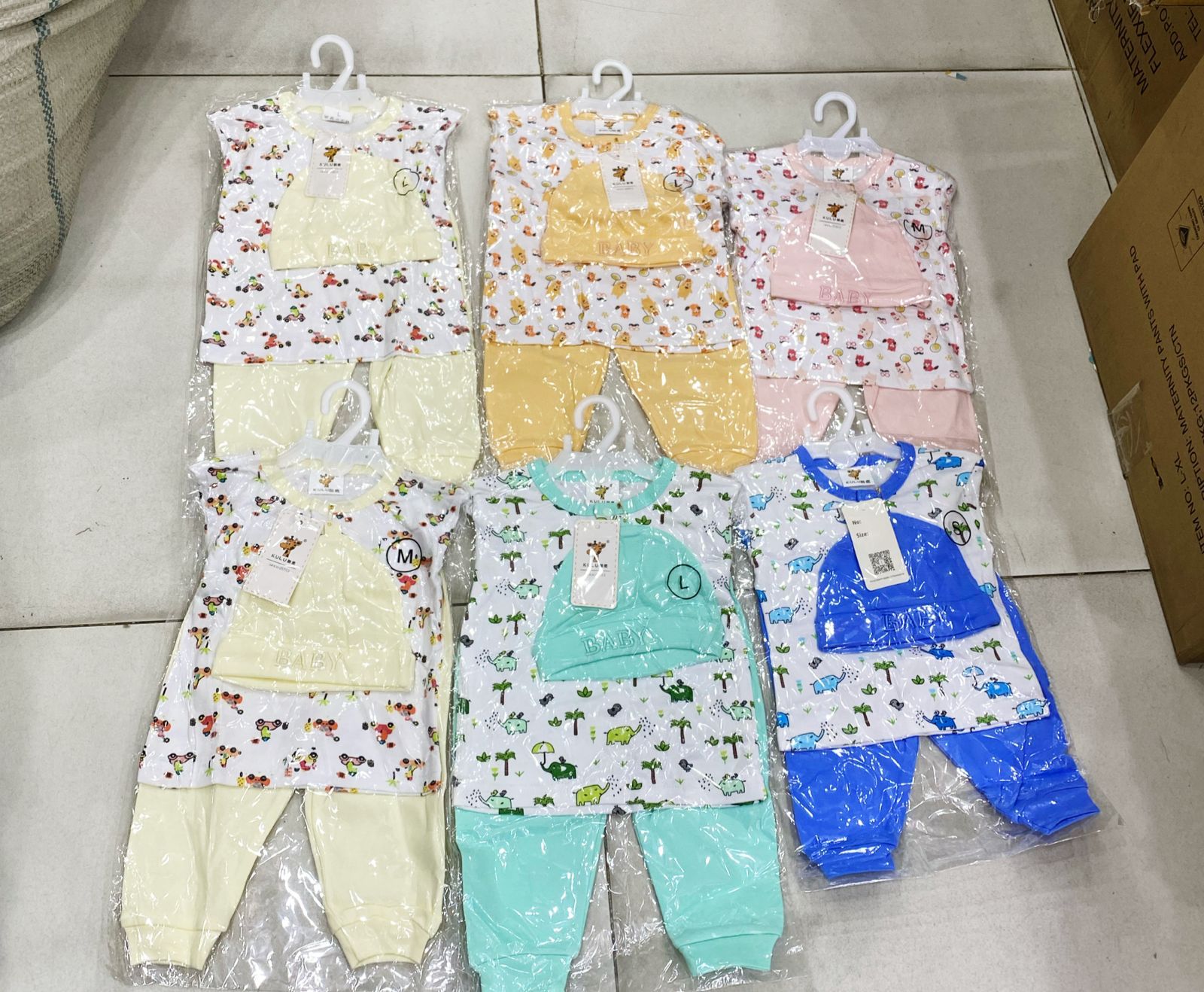 3 PCs babysuit  This new born set makes an ideal gift for your friends who have just welcome their new member, and suitable for baby