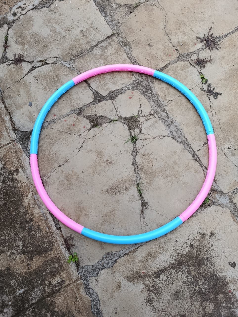 Get ready for endless fun and active play with our amazing Grow-With-Me Detachable Fun Hoop! 

This isn't just any hula hoop – it's designed to fit everyone, from little kids to bigger kids.