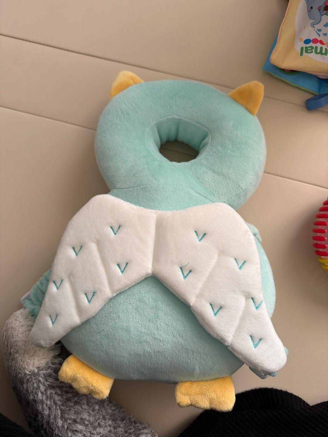 This adorable baby head protector doubles as a plush toy, designed to cushion gentle falls while sparking your baby’s curiosity. Its soft 3D breathable mesh ke