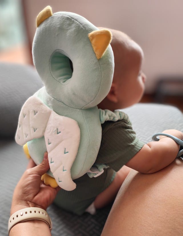 This adorable baby head protector doubles as a plush toy, designed to cushion gentle falls while sparking your baby’s curiosity. Its soft 3D breathable mesh ke