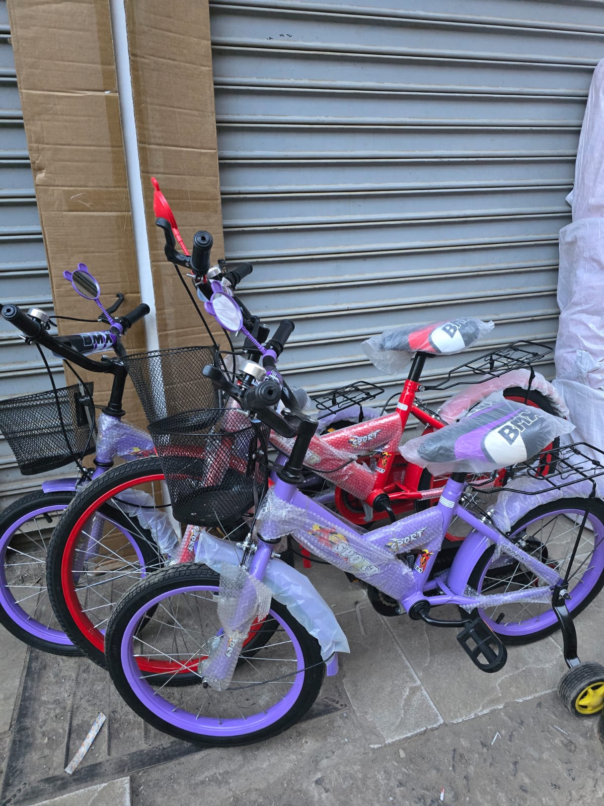 Assembled Kids bicycles with trainer wheels
Available in random colours