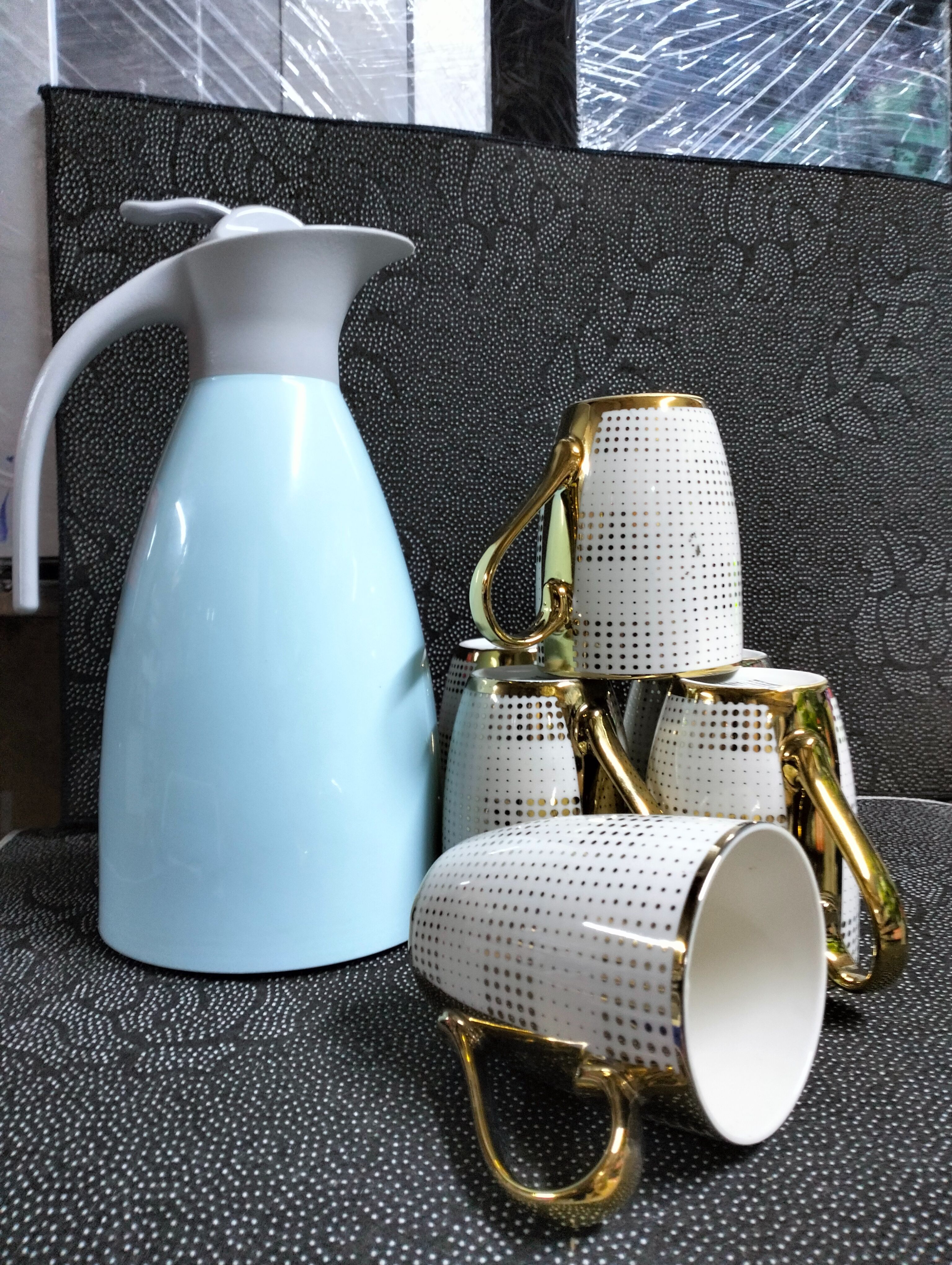 SPECIAL OFFER! 6 PCs Of Ceramic Mug and 1pc Flask. Get this dinnerwset today on kilimall  Kenya Online and have it delivered to the location of your convenient  High Quality Ceramic Gold mugs and Flas