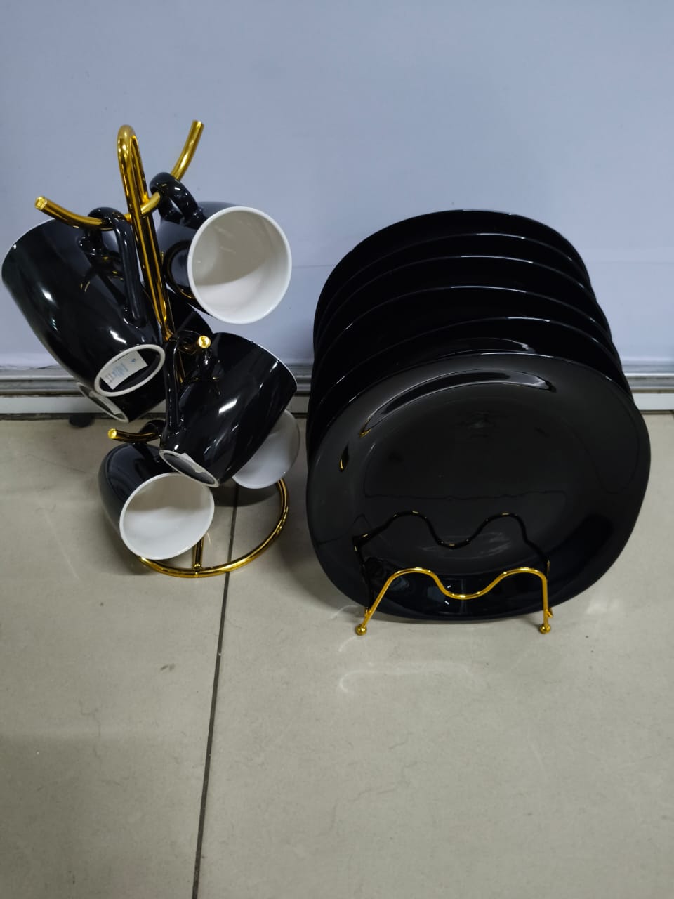 12pcs Classy & Unique Dinner Set of 6 mugs and 6 Square plates. The modern kitchen needs the right kitchen utensils and appliances to create an inviting atmosphere. We brings you this perfect dinner