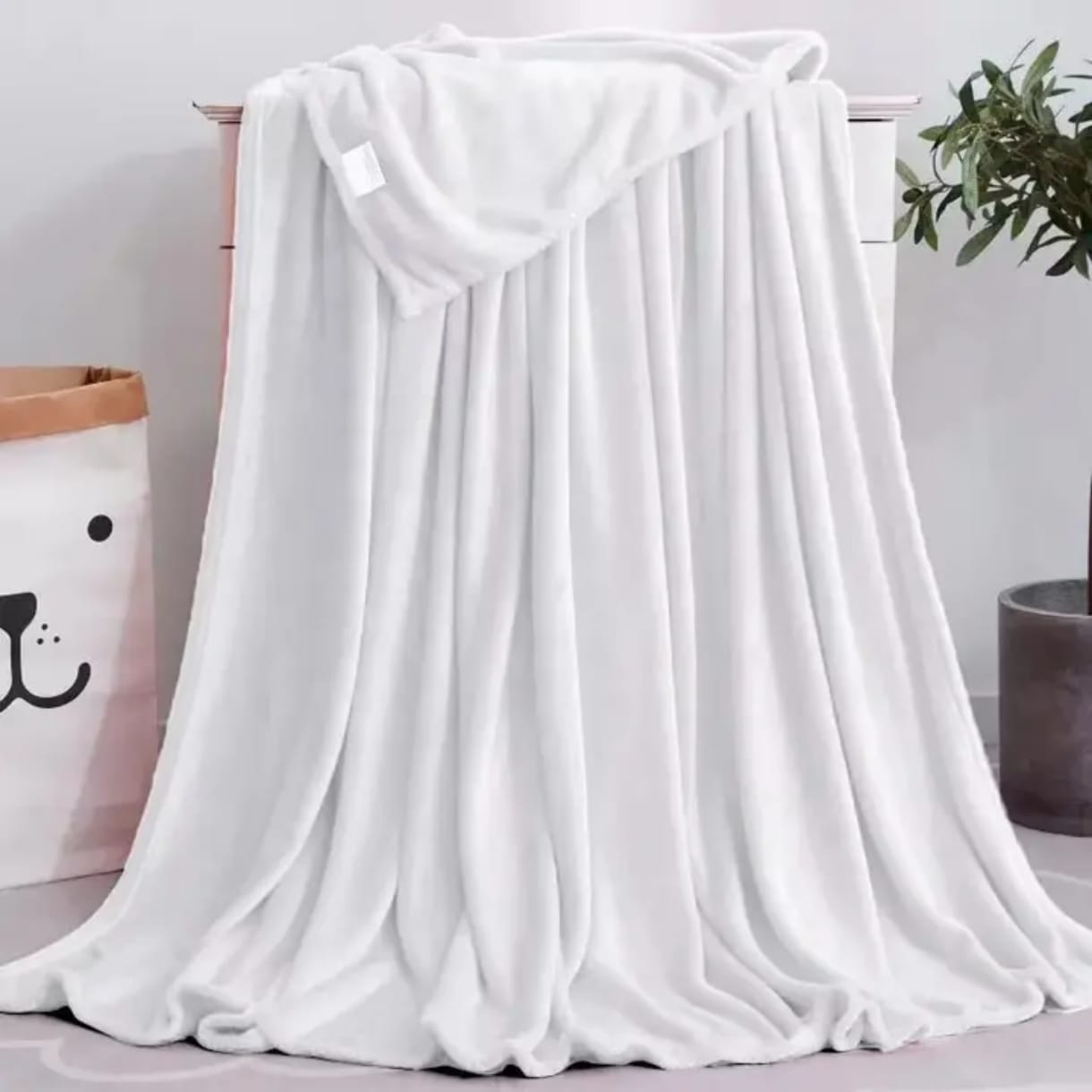 PRICE DROP !!Fleece Throw Fleece Blanket(choose Your Color) ,High quality fabricDo not bleachSolid patternNo pilling and fadingDoes not lose shapeYour Pets Will Love It Too