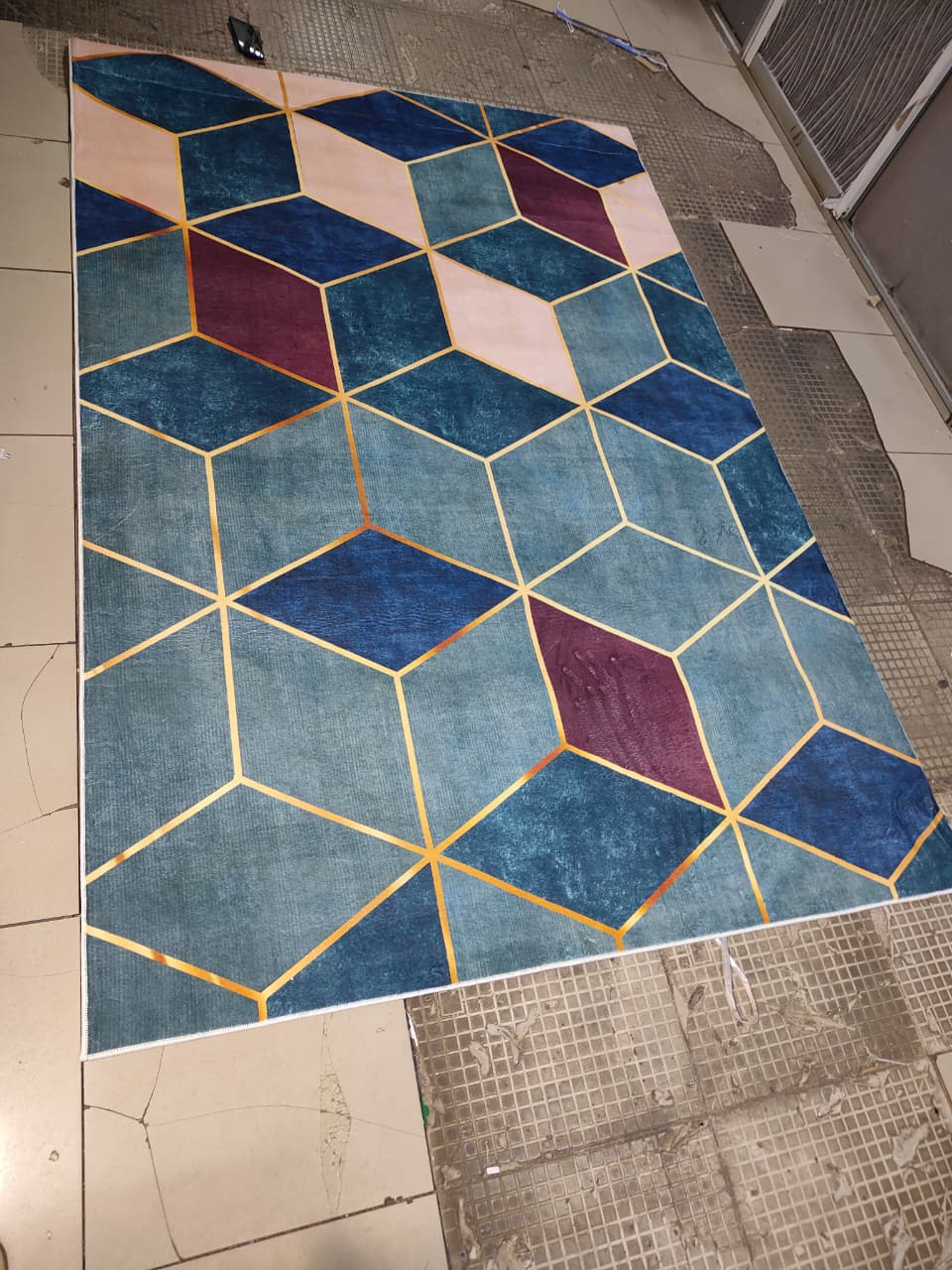 PROMOTION PRICE !! 7*10 Luxurious 3D Carpet for Living Room or Dinning Room. Decorate your home with style courtesy of this 3D rug ,bold block like patterns polypropylene fibers for maximum durability