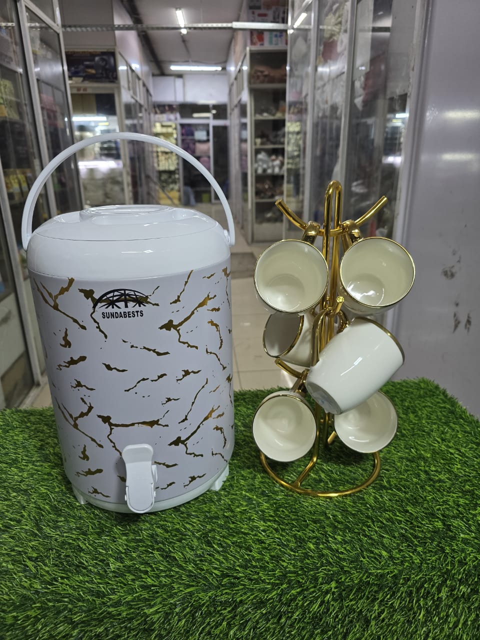 OFFER OFFER !!!7 PIECE BREAKFAST SET (1 FLASK(9.5 LITRES) + 6 CUPS).This is a stylish and complete set perfect for serving coffee,tea, or any hot beverage. Comes with six ceramic mugs & a 9.5 THERMOS