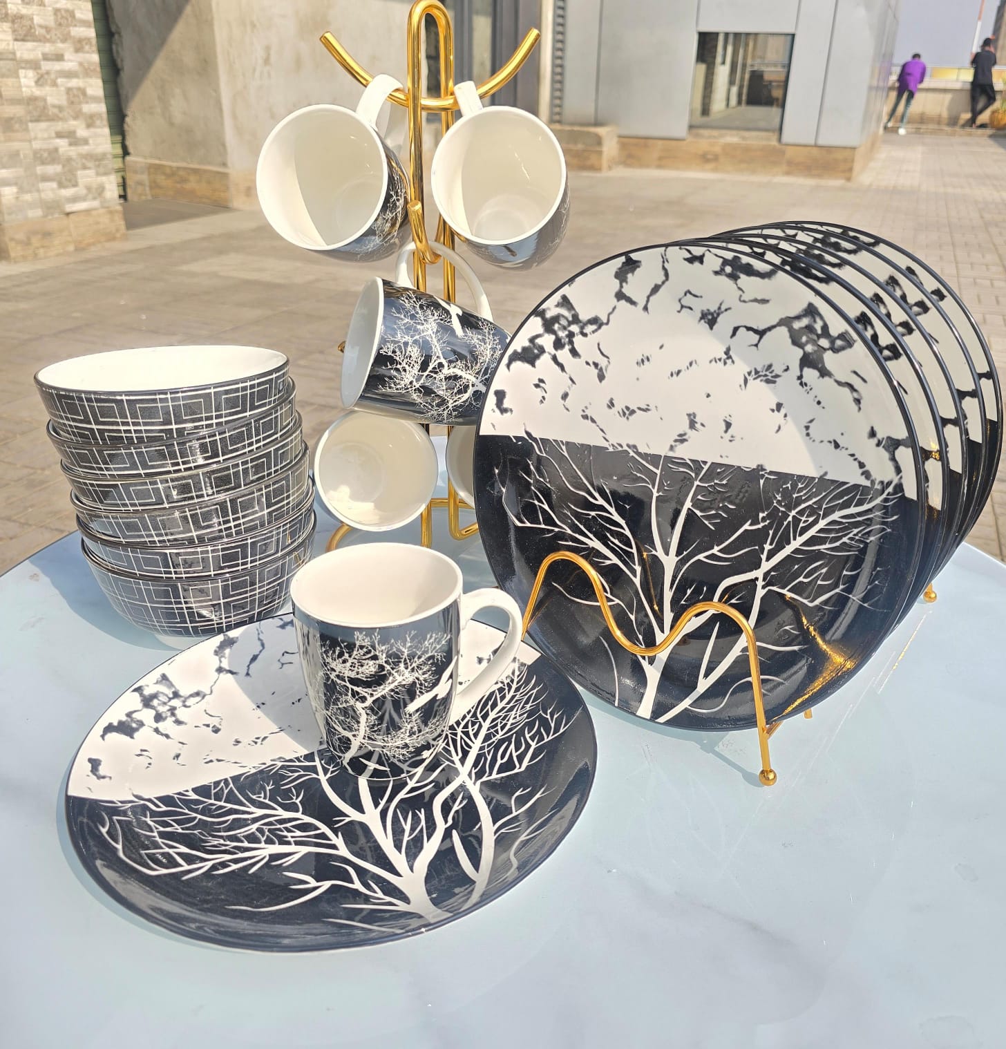 price drop !! 18PCS Ceramic Dinner set-6Bowls+6Plates+6Mugs Pack 18 dinner set in white and a black border .Made from White ceramic material With a glazed finish for a truly timeless shine.