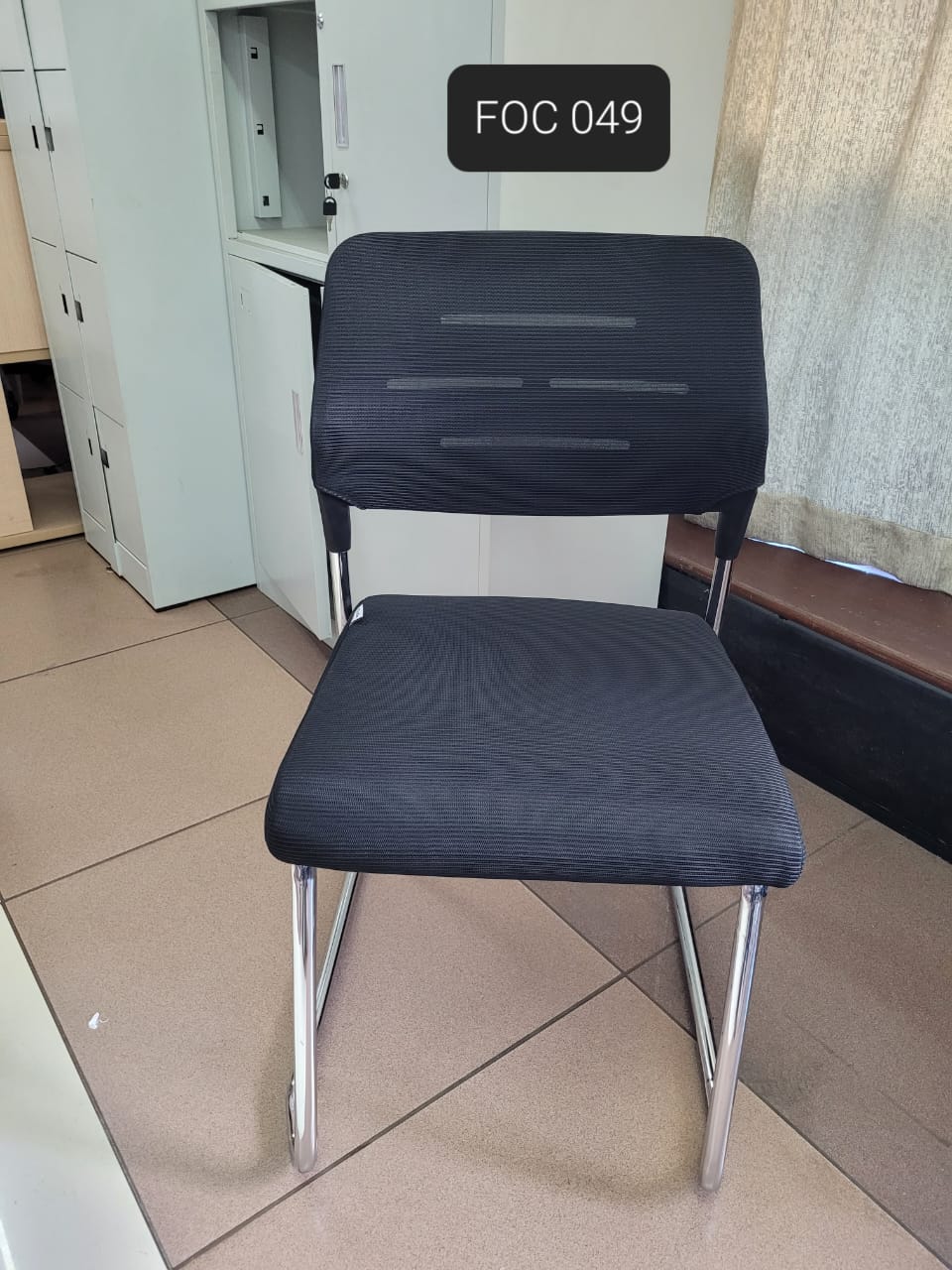 BEST PRICE EVER ! Simple Leather Visitor’s Chair – Lightweight Office Guest Seat.This is built with a sturdy chrome cantilever frame that provides stability & durability, while its lightweight design