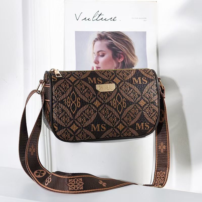 2025 fashion crossbody bag bag simple retro texture small bag female new autumn 100 shoulder mobile phone small square bag the first quality of the whole network the lowest price