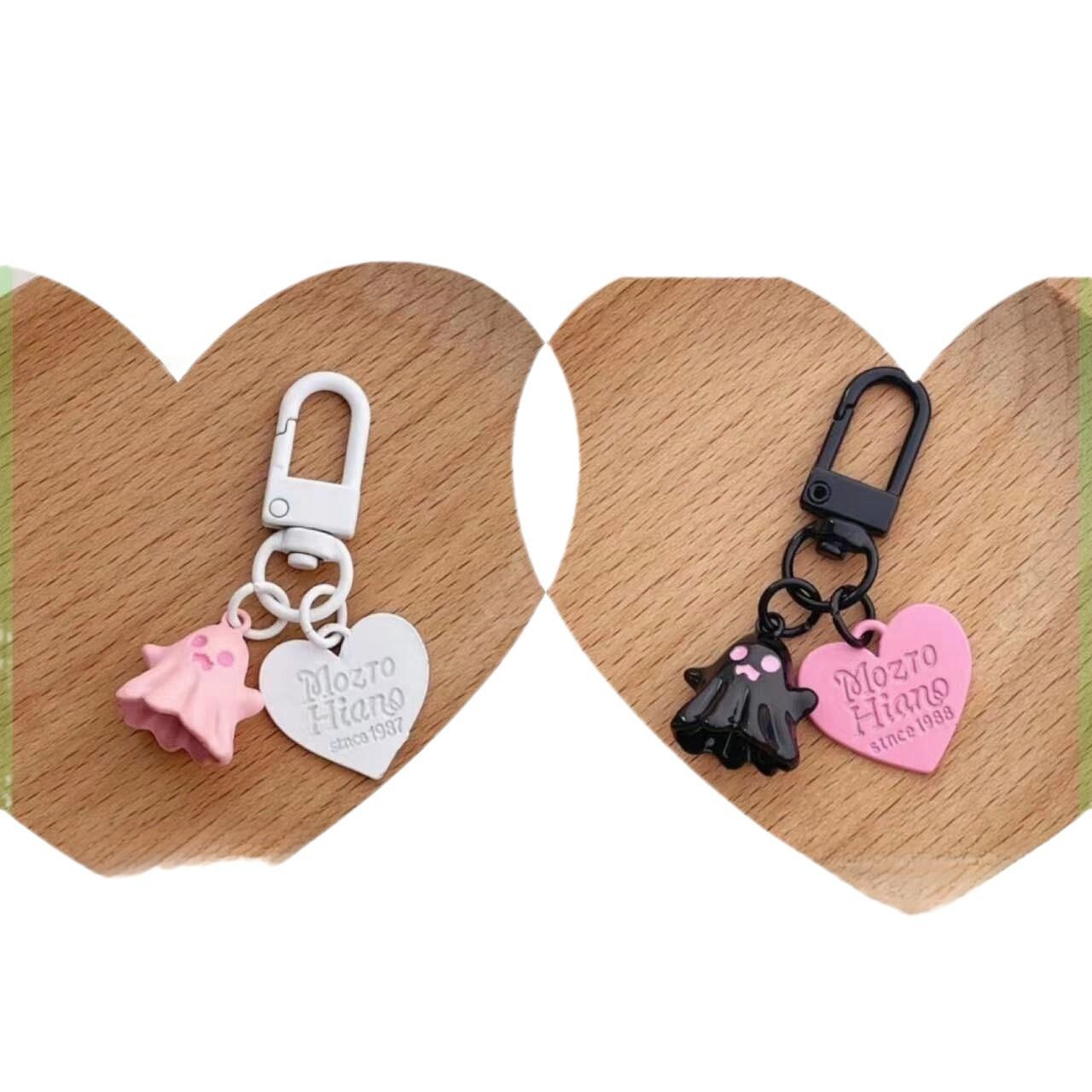 Cute personality, sweet and cool, little ghosts, ghosts, ghosts, love pendants, pink and black round buckle pendants, keychains, headphone pendants