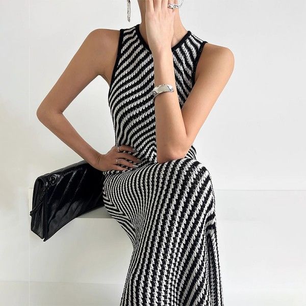 A High-End Round-Neck Striped Color-Blocking Figure-Hugging Slimming Sleeveless Knitted Dress