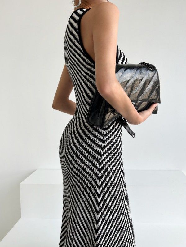 A High-End Round-Neck Striped Color-Blocking Figure-Hugging Slimming Sleeveless Knitted Dress