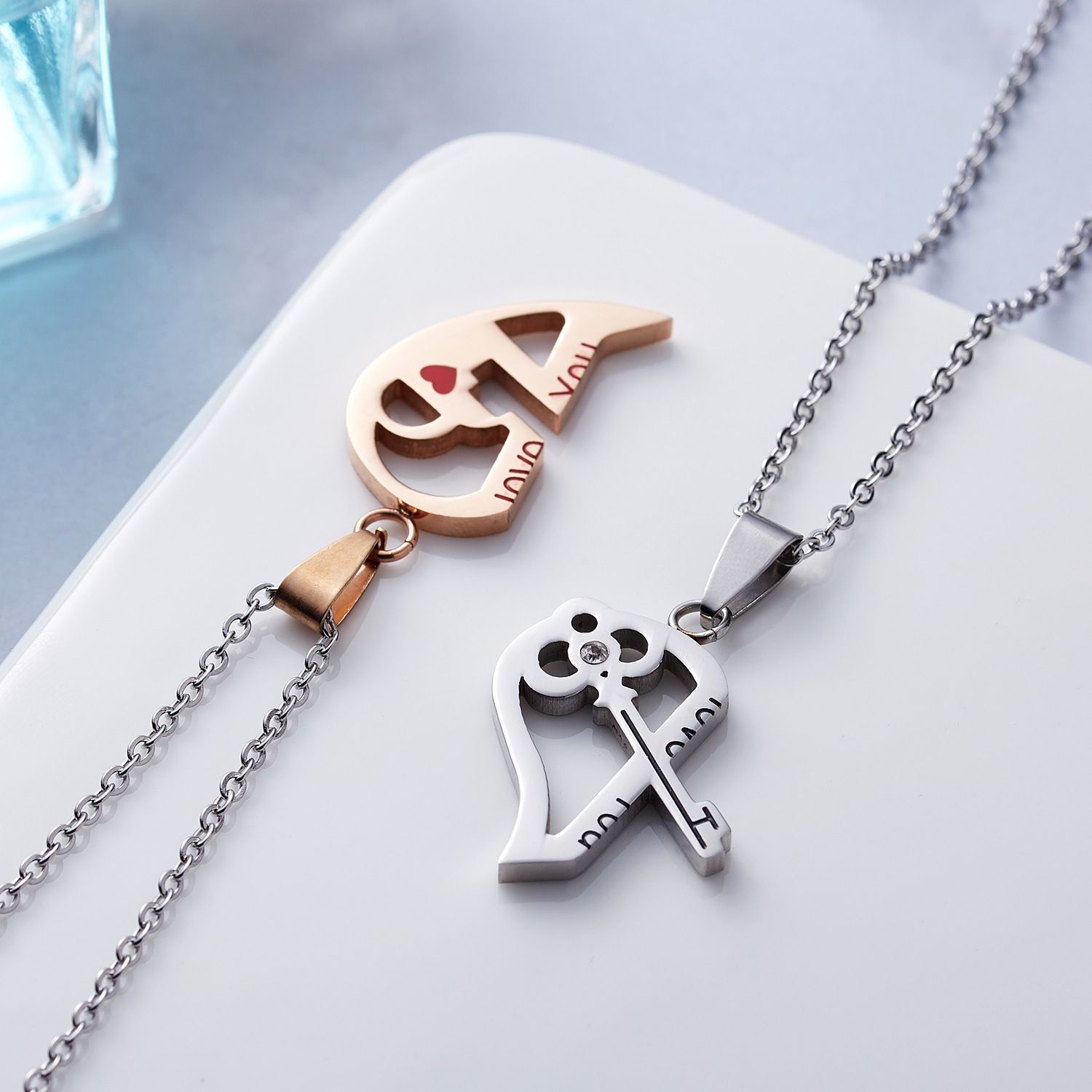 Selling 1 pair of fashion best heart-shaped two-color engraved couple necklace pendant Valentine's Day gift