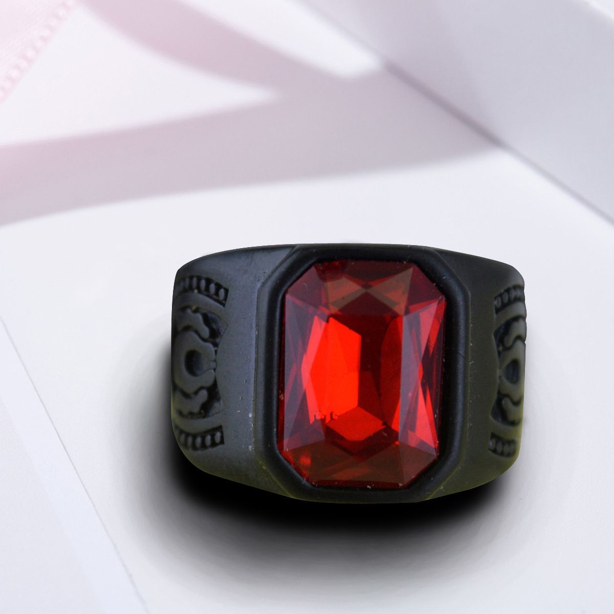 Hot selling new men's personality trend ring black inset red zircon male fashion jewelry horseshoe ring