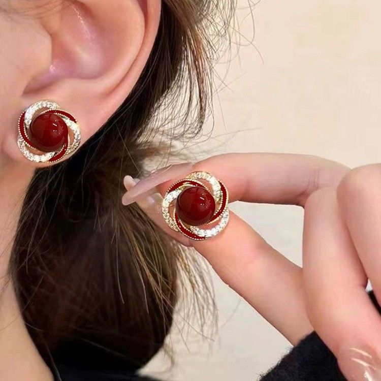Light luxury, fashionable, exquisite and versatile red pearl stud earrings for women, 925 silver needle design sense, internet-famous fashion earrings