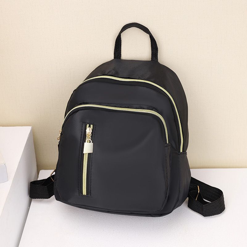 Fashionable classic backpack in large capacity, perfect for casual use, versatile and stylish, made of durable nylon. Trendy and fashionable bag for outdoor activities, suitable for women.