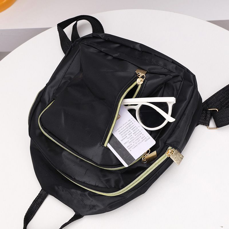 Fashionable classic backpack in large capacity, perfect for casual use, versatile and stylish, made of durable nylon. Trendy and fashionable bag for outdoor activities, suitable for women.