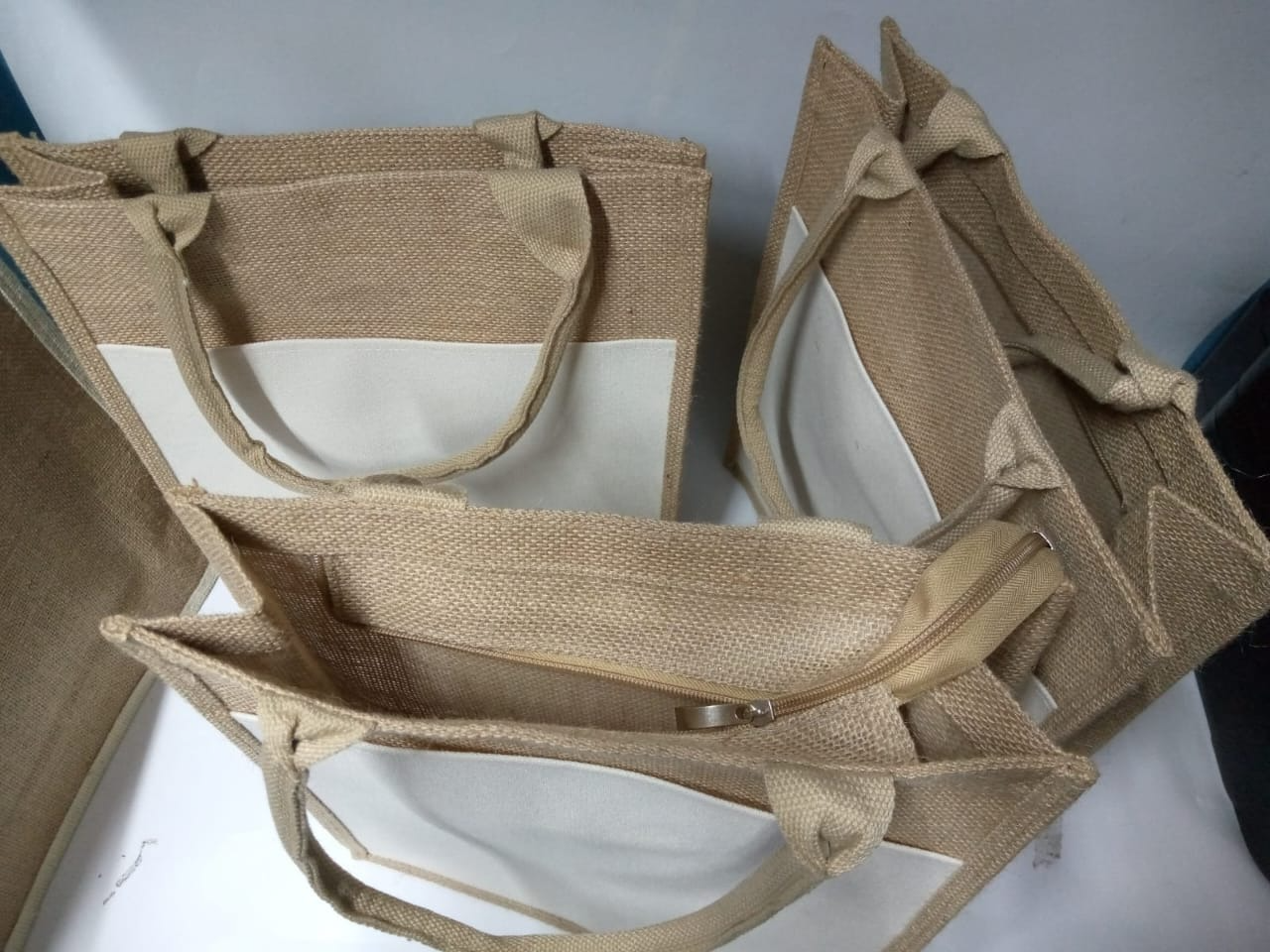 A4 Size Custom Design Large Jute Burlap Shopping Beach Tote Bag With Soft Cotton Handles For Traveling And Shopping With Zip