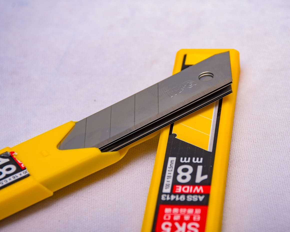 High Quality Paper Cutter Large Size Utility Knife Auto-Lock Paper Cutter Plastic Grip Hand-held Paper Cutter with Blades