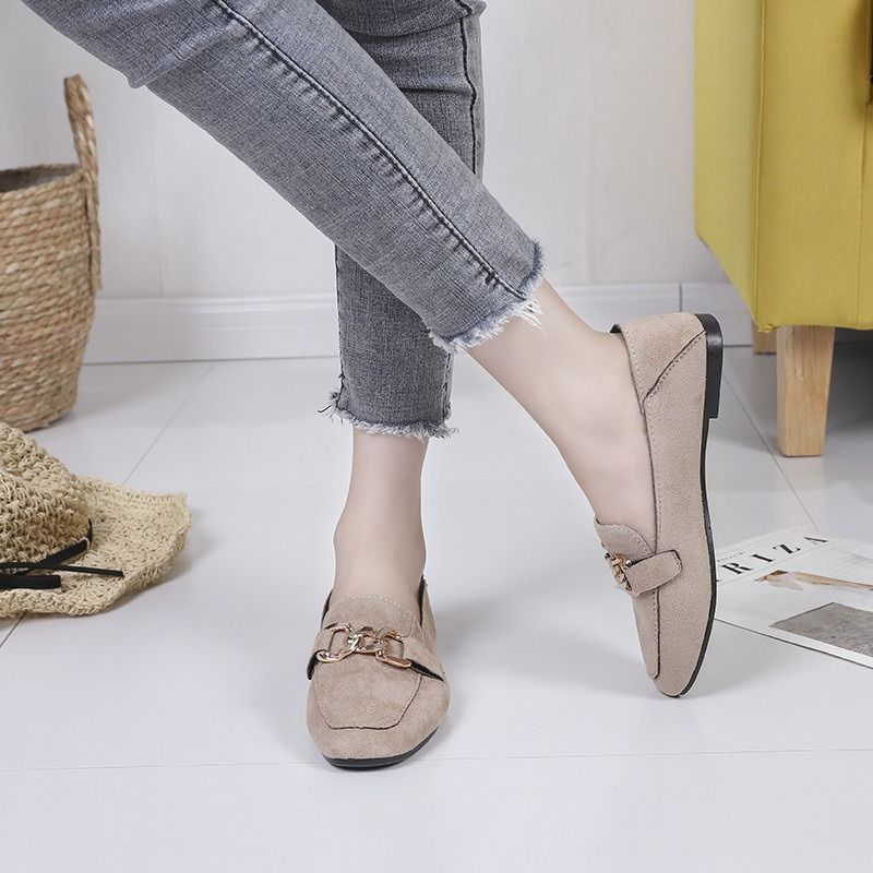 Two types of wearing styles suitable for various occasions featuring women's flat shoes new moccasins and fashionable versatile casual footwear black