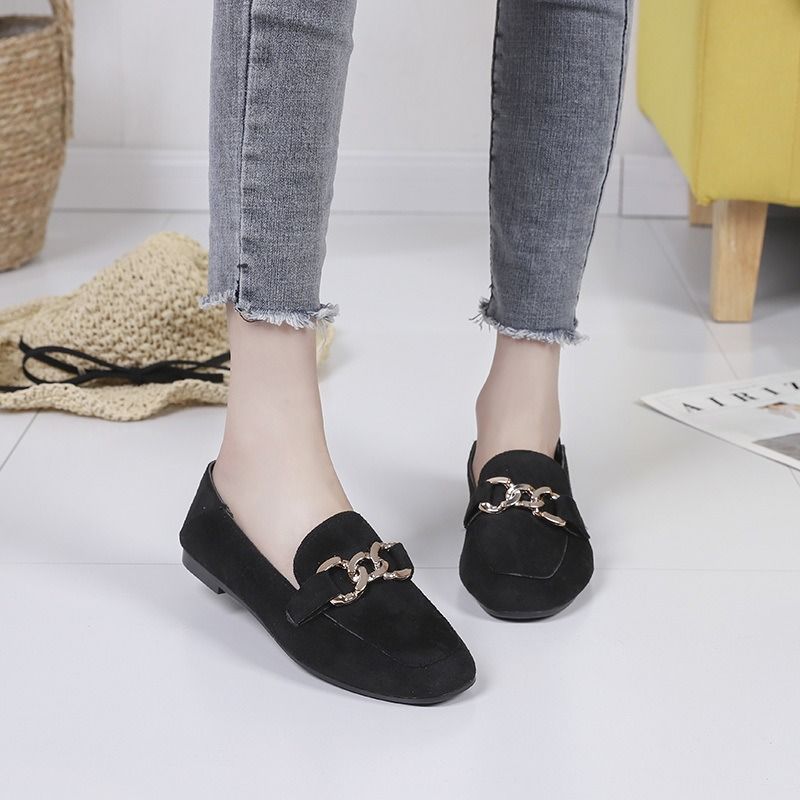 Two types of wearing styles suitable for various occasions featuring women's flat shoes new moccasins and fashionable versatile casual footwear black