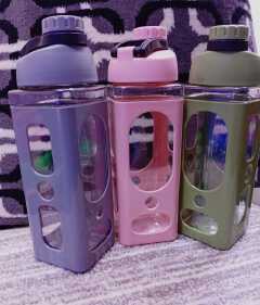 1000 ML HIGH QUALITY PATCHY WATER BOTTLE - A large-capacity water bottle with a time scale reminder and a leak proof frosted cup .