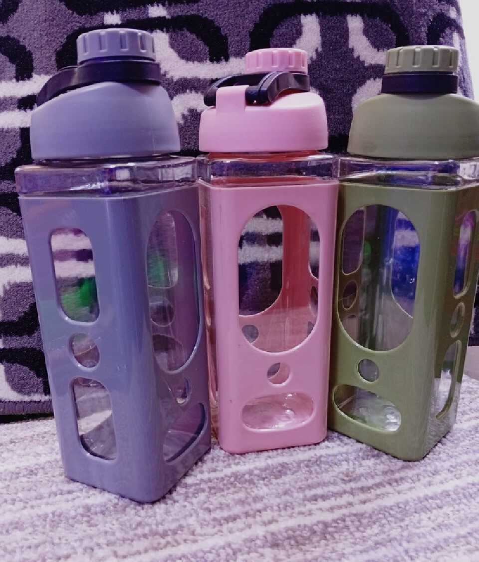 1000 ML HIGH QUALITY PATCHY WATER BOTTLE - A large-capacity water bottle with a time scale reminder and a leak proof frosted cup .