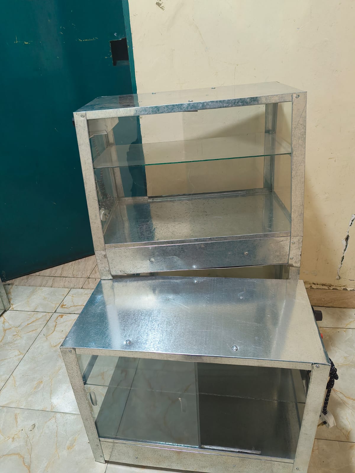 COMMERCIAL CHIPS/FOOD DISPLAY/ WARMER - Ample room for showcasing various types of food, Provides excellent visibility to attract customers while keeping food hygienic.
