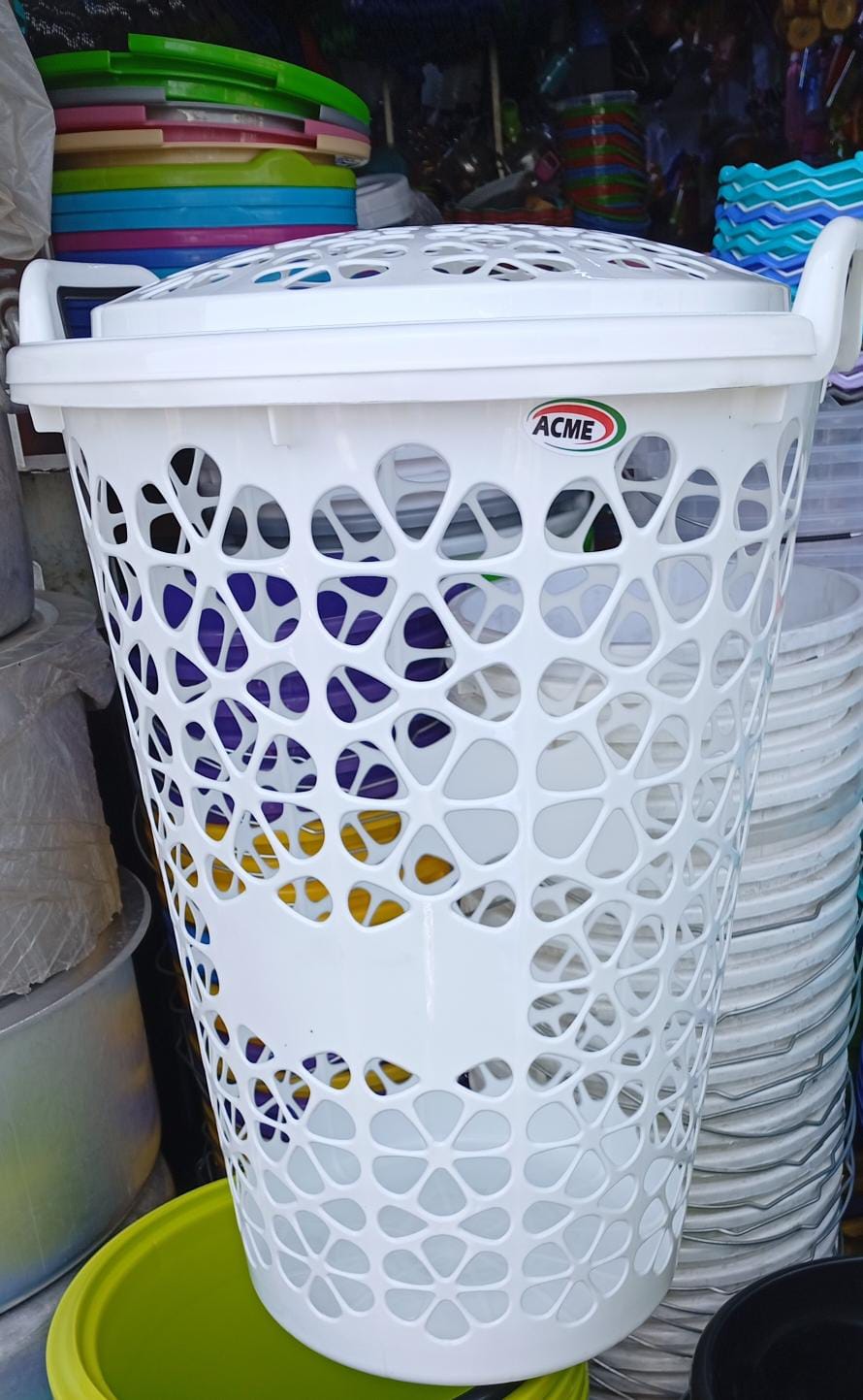 HIGH QUALITY ACME LAUNDRY BASKET WITH LID -  Heavy duty design, Stands up to the harshest of elements, Two sturdy black handles to carry, Plastic light and easy to use .