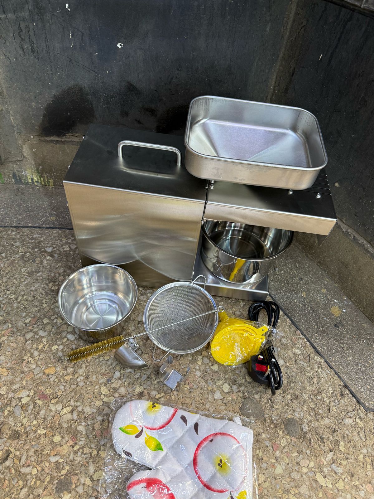 Heat And Cold Home Oil Press Machine Oil Extractor - This is one multi-functional home oil press machine(small seed oil extraction machine), you also can use it for small business.