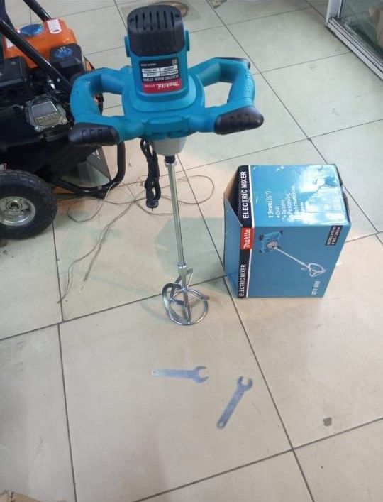 MAKITA PAINT MIXER Featuring a 1300W motor, this mixer provides strong and consistent performance for professional and DIY projects.
