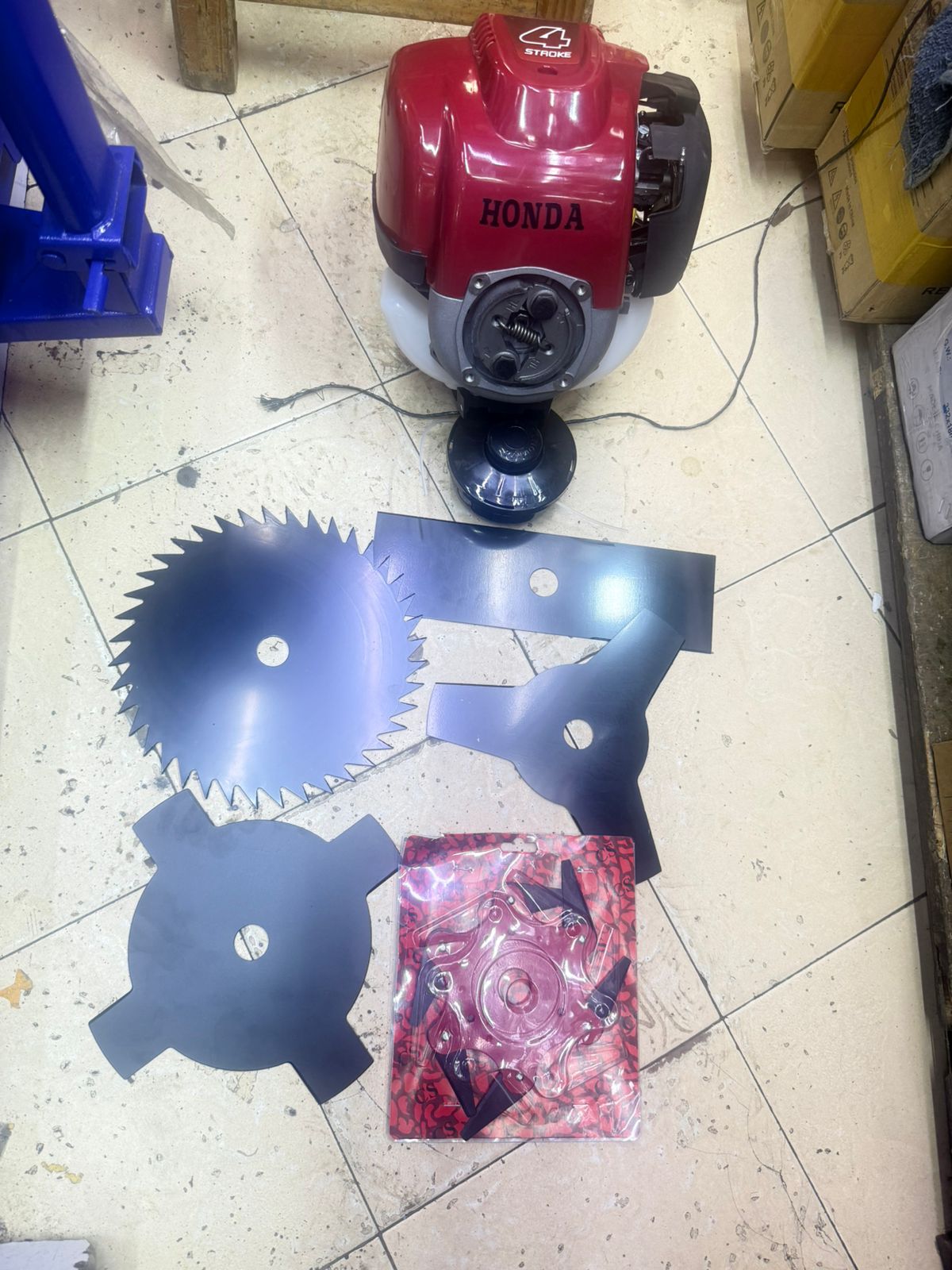 4 STROKE BRUSH CUTTER Cutter blades, grass trimmer, hedge trimmer & more for all tasks, Reduces strain during long work session, User-friendly operation with minimal fatigue.