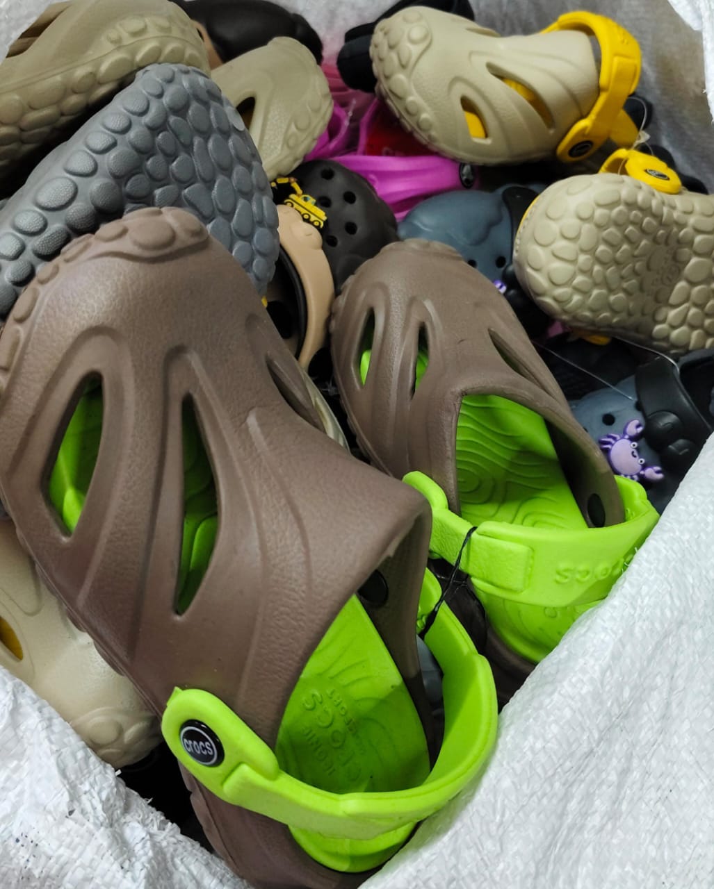 Kids Perfect Crocs Skin-Friendly Soft Comfy Lightweight With Beach Charms丨Baby Girls Pull On Fashionable Slippers/ Crocks/ Slip-on/ Indoor and outdoor/ Baby shoes