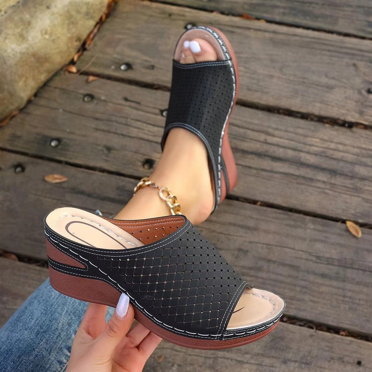 2024 New Fashion Women's Wedge Heel Thick Bottom Slippers Large Solid Fish Mouth Wedge Heel Elevated Casual Slippers