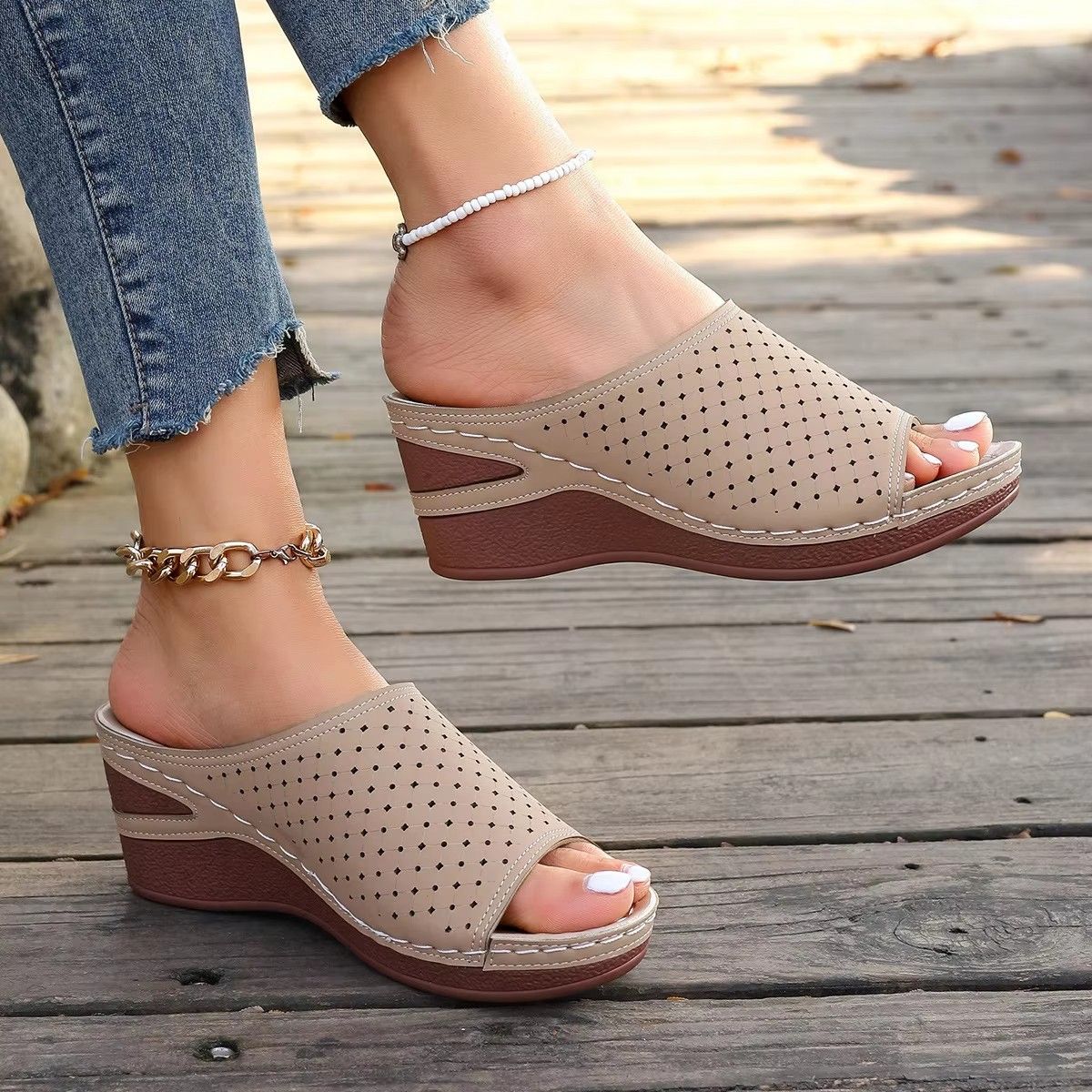2024 New Fashion Women's Wedge Heel Thick Bottom Slippers Large Solid Fish Mouth Wedge Heel Elevated Casual Slippers