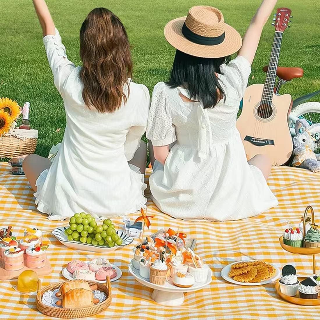 Foldable and Lightweight Outdoor Mat Picnic Mat  Picnic Blankets Machine Washable,  Waterproof Sandproof Foldable Compact Beach Blanket  Foldable Outdoor Picnic Mat  for Spring Summer Camping, Beach