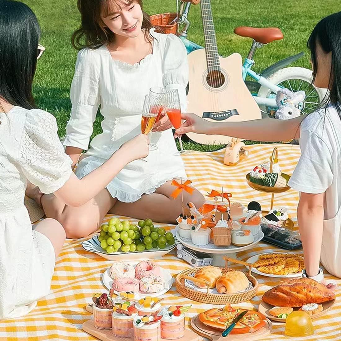 Foldable and Lightweight Outdoor Mat Picnic Mat  Picnic Blankets Machine Washable,  Waterproof Sandproof Foldable Compact Beach Blanket  Foldable Outdoor Picnic Mat  for Spring Summer Camping, Beach