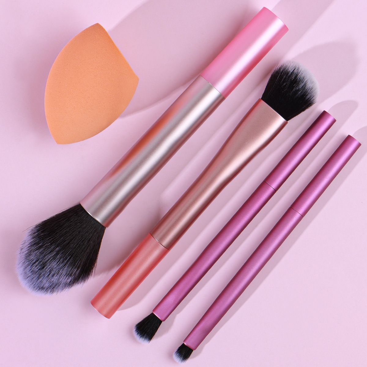 Real Techniques 5 Piece Everyday Essentials Makeup Brush Set, Includes 4 Brushes & Makeup Sponge, For Foundation, Blush, Bronzer, Contour, Eyeshadow, & Powder, Travel Gift Set.