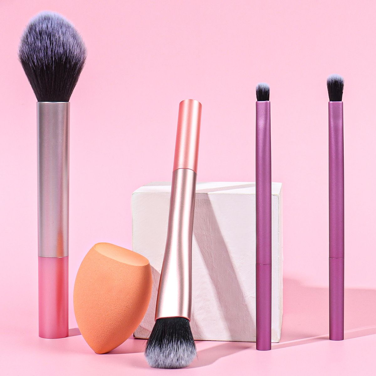 Real Techniques 5 Piece Everyday Essentials Makeup Brush Set, Includes 4 Brushes & Makeup Sponge, For Foundation, Blush, Bronzer, Contour, Eyeshadow, & Powder, Travel Gift Set.
