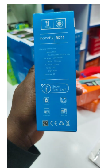 Momofly M211 button phone 1.77 inches screen with 3 / triple sim card slots battery capacity is 5c battery wireless FM torch light and Bluetooth connectivity featured phones