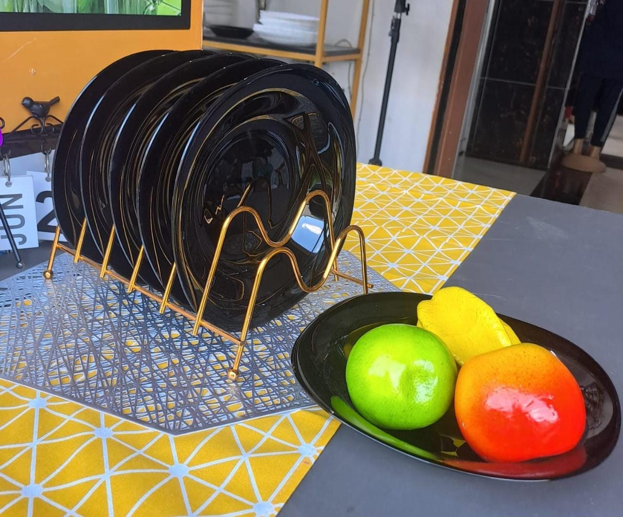 [ EXPERIENCE LUXURY FOR LESS 🤩🤩✨ !!! ] 6 pcs Classy Brand New Very High Quality Stylish and Luxurious Kitchen Sundabest Square plates  . Perfect Way To Serve Your Guests In Style