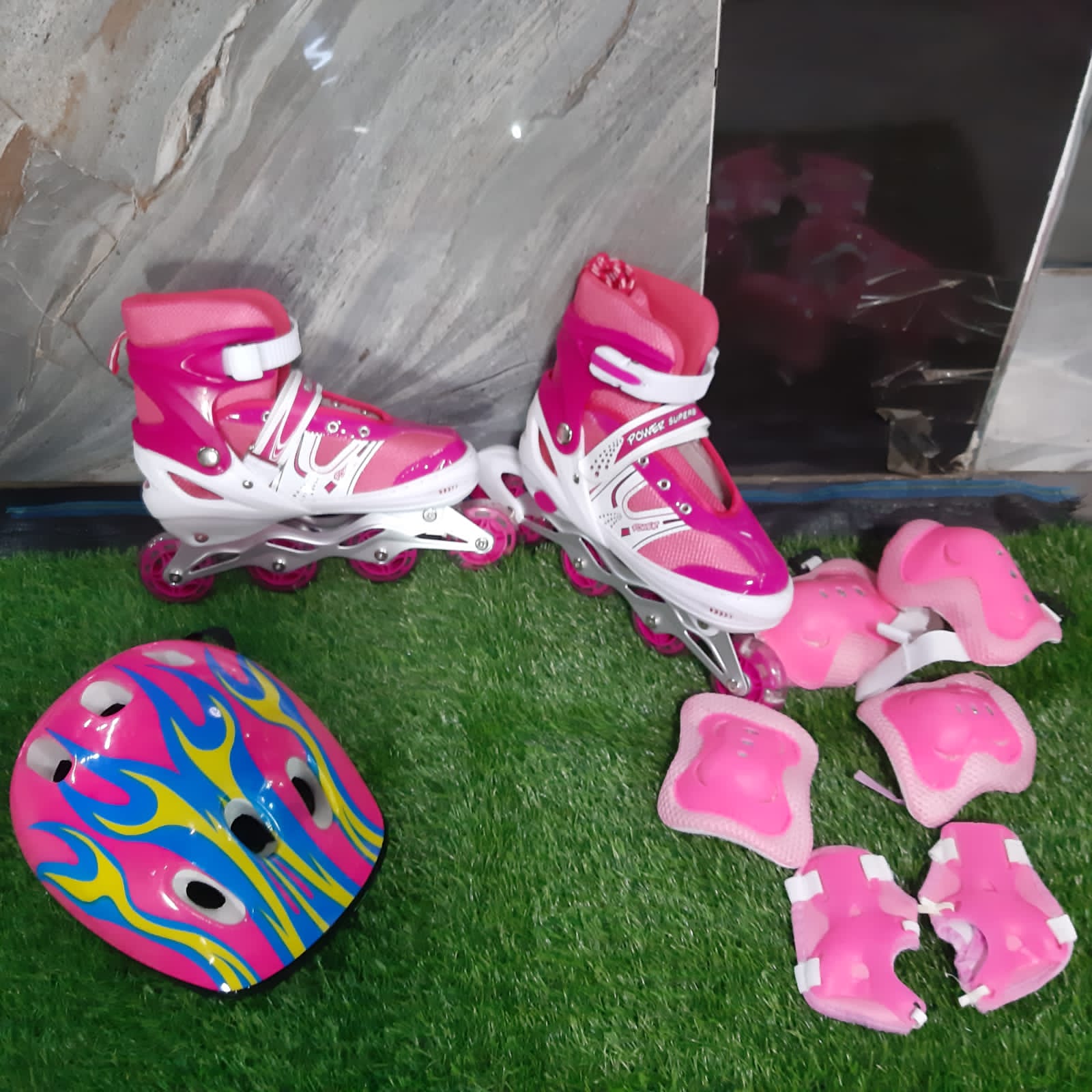 Complete Kit Full set Skates High Quality Kid's Rollers Skate shoes available in

Small size 31-34

Medium size 35-38
Large size 39-42