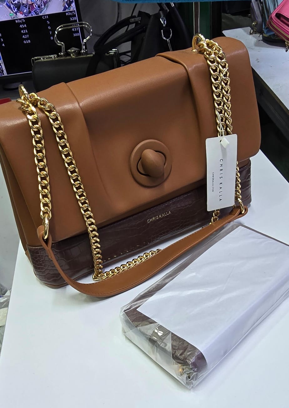 [ ⭐ MEGA OFFER ⭐+ ADDED OFFERS 🤩🤩✨ !!! ] 1Pc Brand New High Quality Stylish and Luxurious Comfortable Ladies Handbag ..Designed With Durability and Functionality ✔👌