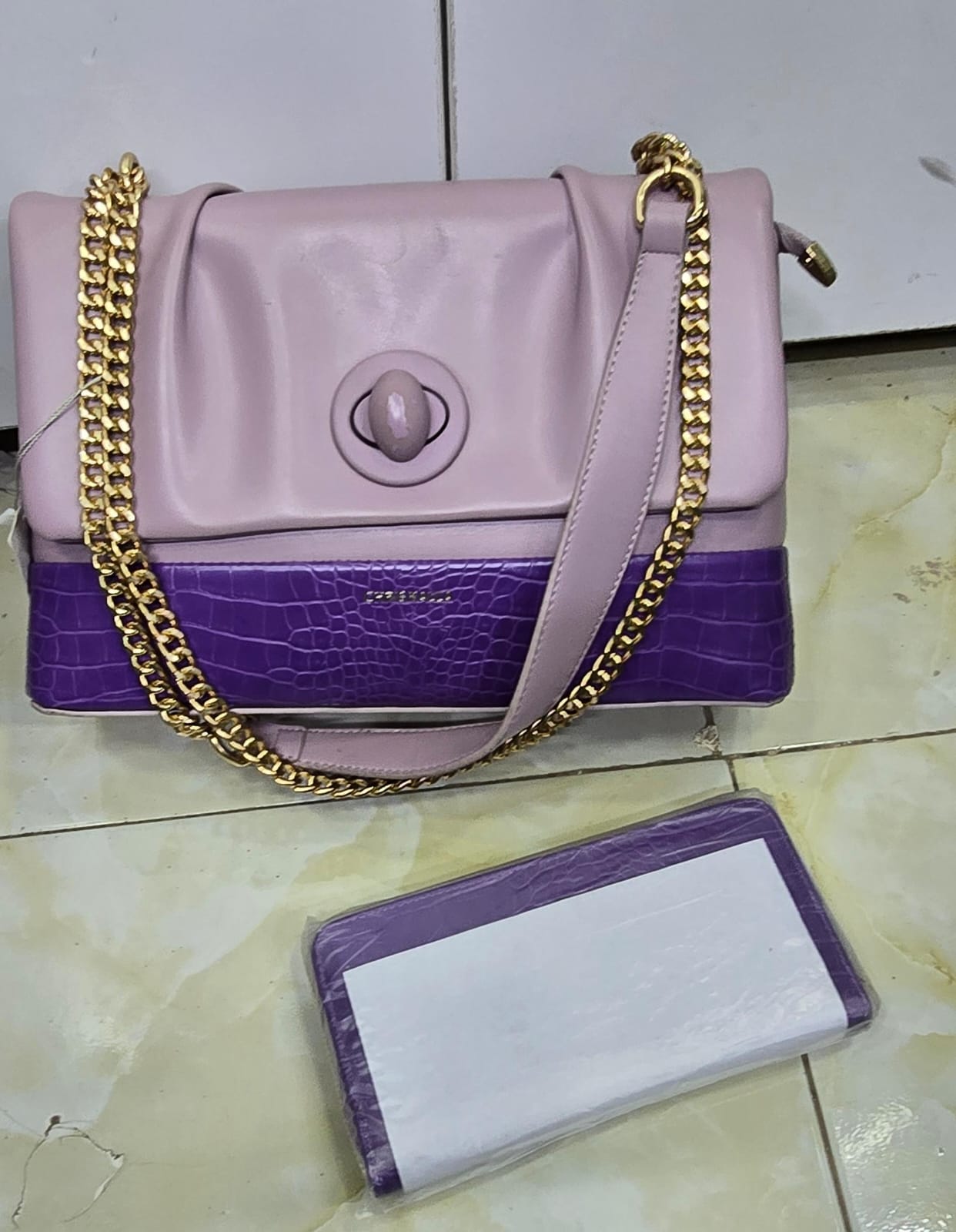 [ ⭐ MEGA OFFER ⭐+ ADDED OFFERS 🤩🤩✨ !!! ] 1Pc Brand New High Quality Stylish and Luxurious Comfortable Ladies Handbag ..Designed With Durability and Functionality ✔👌