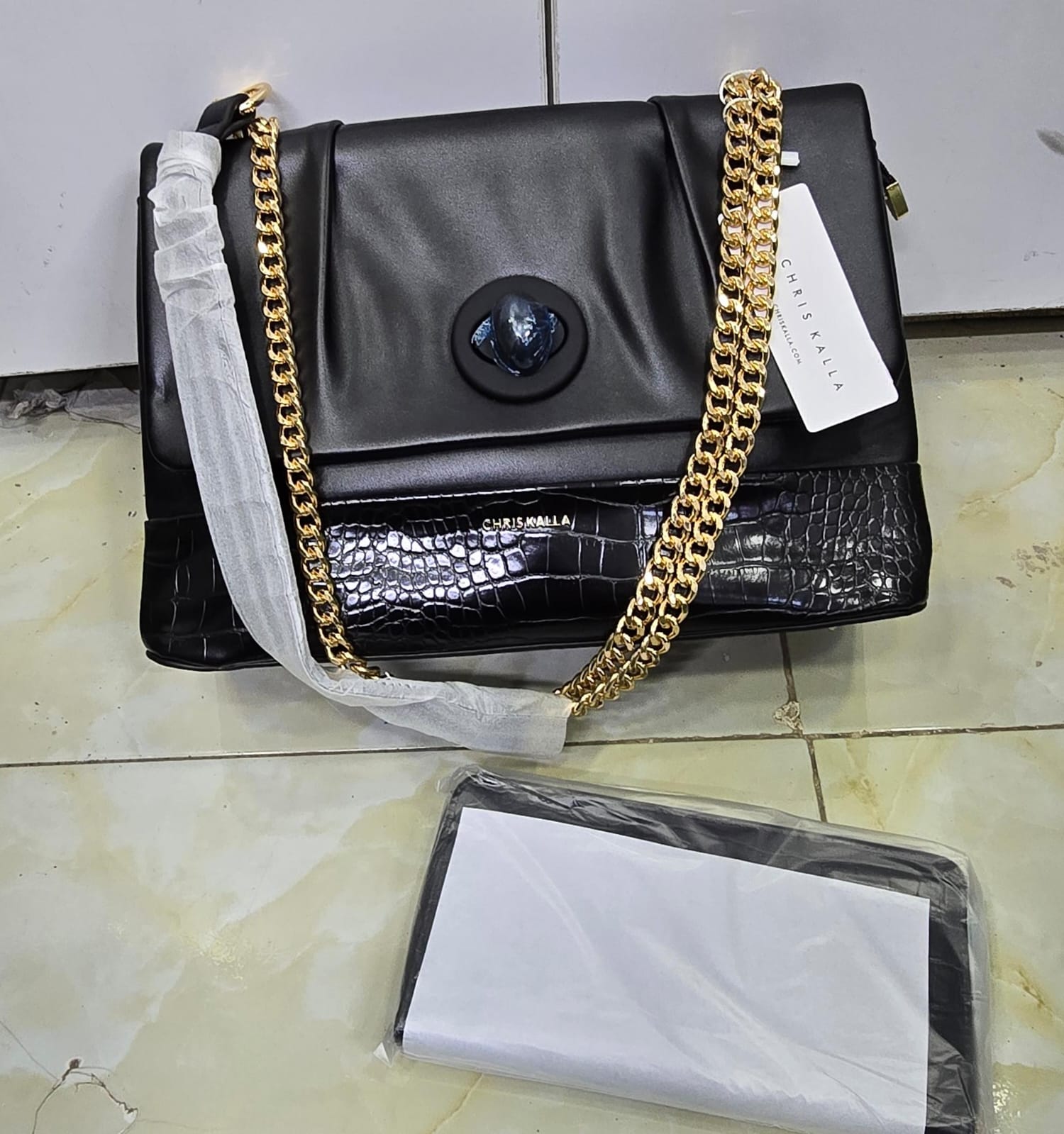 [ ⭐ MEGA OFFER ⭐+ ADDED OFFERS 🤩🤩✨ !!! ] 1Pc Brand New High Quality Stylish and Luxurious Comfortable Ladies Handbag ..Designed With Durability and Functionality ✔👌