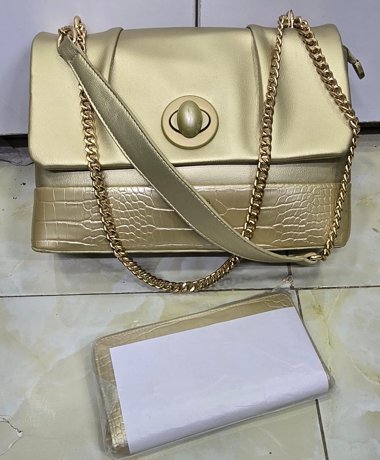 [ ⭐ MEGA OFFER ⭐+ ADDED OFFERS 🤩🤩✨ !!! ] 1Pc Brand New High Quality Stylish and Luxurious Comfortable Ladies Handbag ..Designed With Durability and Functionality ✔👌